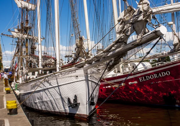 Plachetnice "joanna saturna" v přístavu — Stock fotografie