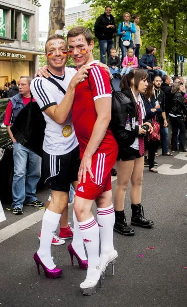 Gay casal no saltos, vestido como futebol jogadores . — Fotografia de Stock