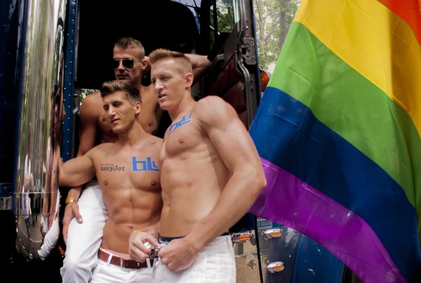 Participants at the gay pride posing for pictures — Stock Photo, Image