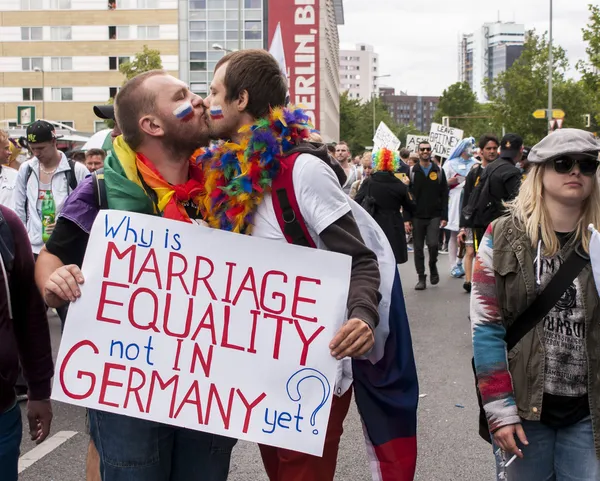 Gays não identificados beijando durante gay orgulho desfile — Fotografia de Stock