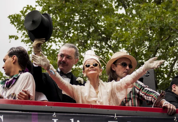 Señora mayor durante desfile de orgullo gay — Foto de Stock