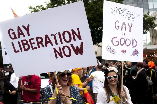 Två deltagare i gay pride-paraden med plakat — Stockfoto