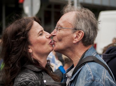 Tanımlanamayan üst düzey iki gay gurur geçit töreni sırasında kissing