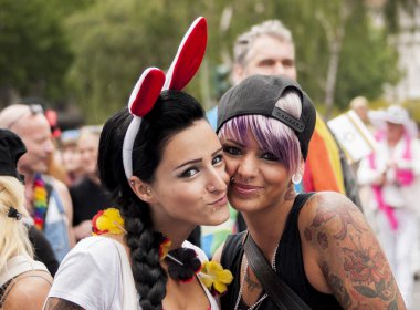 gay gurur geçit töreni sırasında iki mutluluk kız