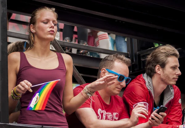 Unidentified woman with rainbow flag. — Stock Photo, Image