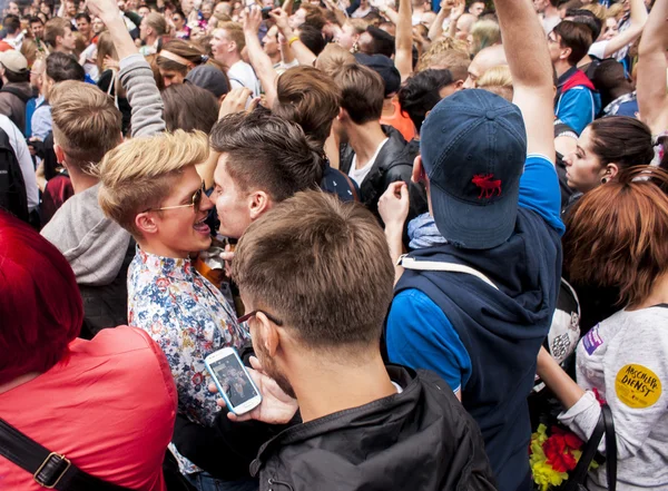 Αγνώστων γκέι ζευγάρι αγκαλιά κατά τη διάρκεια του gay παρέλαση υπερηφάνειας — Φωτογραφία Αρχείου