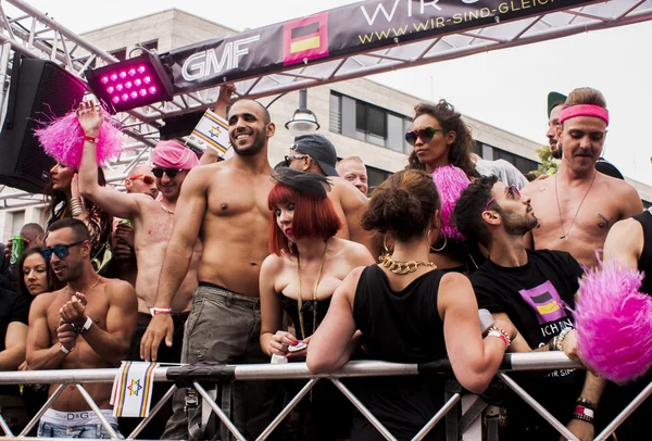 Неизвестные участники гей-парада — стоковое фото