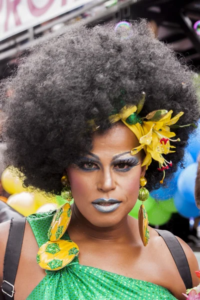 Transgênero durante orgulho gay vestido estilo brasileiro — Fotografia de Stock