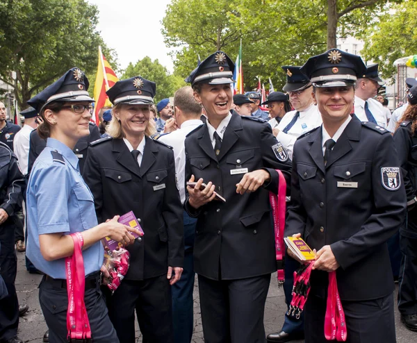 Duitse politieagente tijdens gay pride-parade — Stockfoto