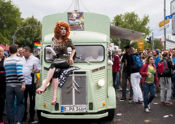 Participantes no identificados durante el desfile del orgullo gay — Foto de Stock