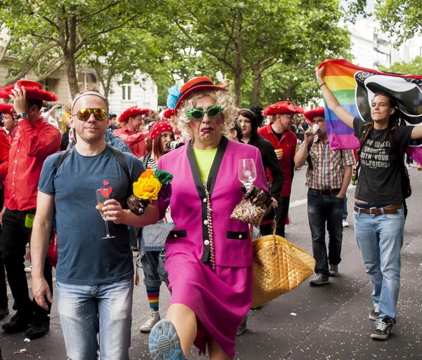 Elaboradamente vestidos participantes durante desfile de orgulho gay — Fotografia de Stock