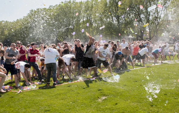 Epica battaglia palloncino d'acqua — Foto Stock