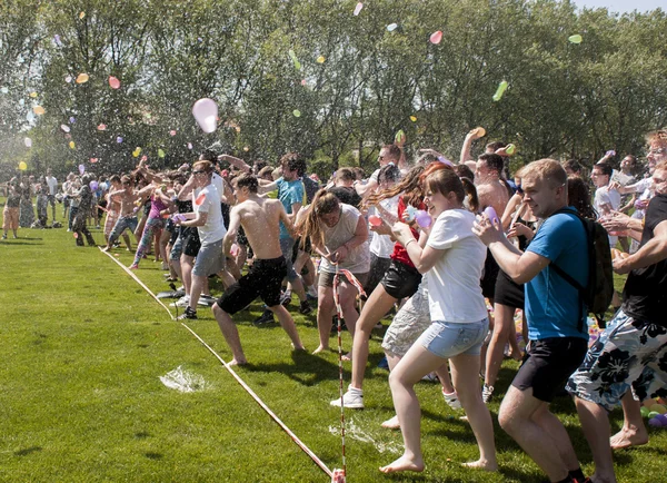 Epic water balloon battle — Stock Photo, Image