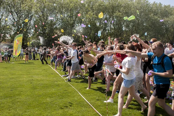 Batalla épica de globos de agua —  Fotos de Stock