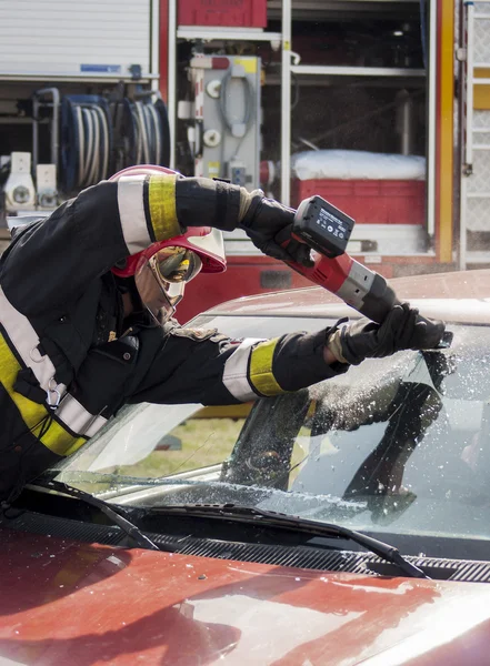 Bombero en acción en accidente de coche —  Fotos de Stock