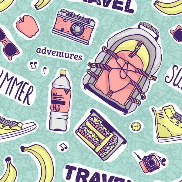 Бесшовный векторный шаблон со словами и вещами для летнего отдыха или путешествия
