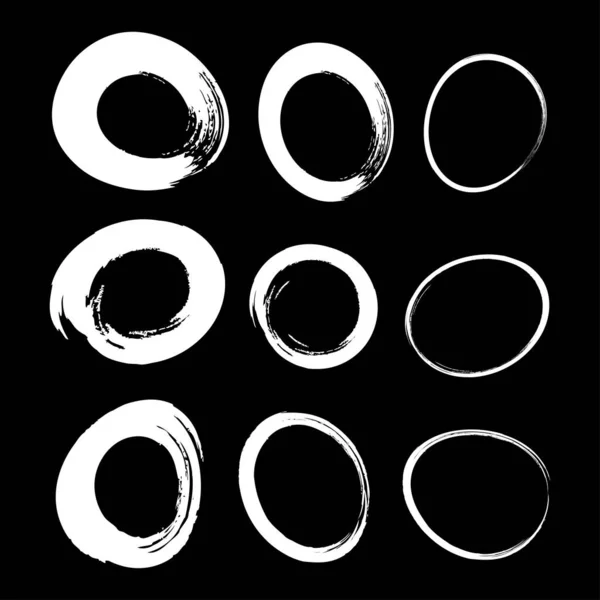 Hand drawn white watercolor circle brush stroke set. Grunge chalk scribble ellipse and circle design elements for banner, insignia ,logo, Icon and badge. Brush circular freehand line smears. — Stock vektor