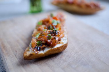 kızarmış ekmek ile domates, sarımsak