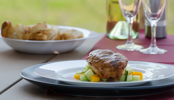 Saftige Hühnchen auf dem Grill — Stockfoto