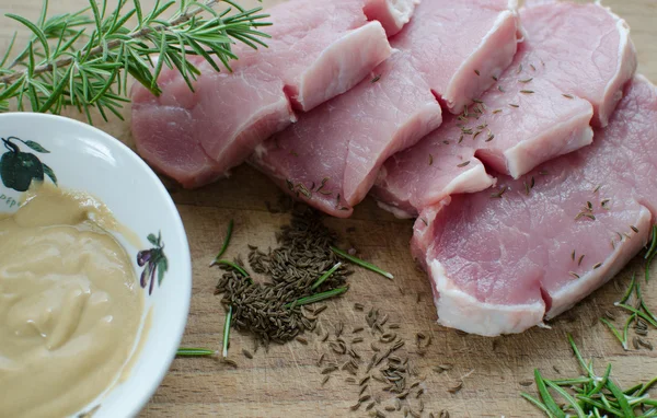 Frisches Schweinefleisch mit Senf — Stockfoto