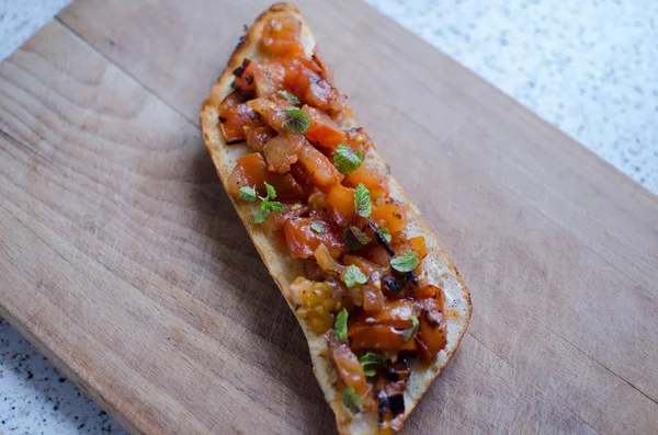 Grilled bread with tomatoes, garlic — Stock Photo, Image