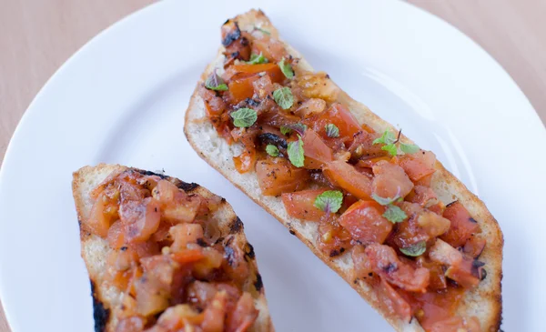 Grilled bread with tomatoes, garlic — Stock Photo, Image