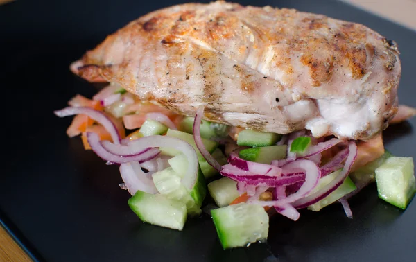 Grilované kuře s panzanella salát — Stock fotografie