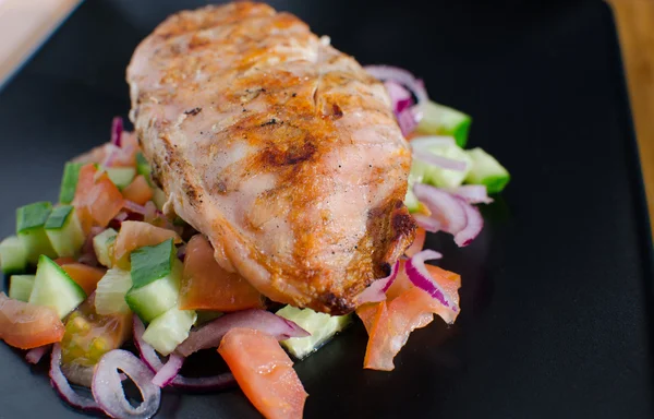 Gegrilltes Huhn mit Panzanella-Salat — Stockfoto