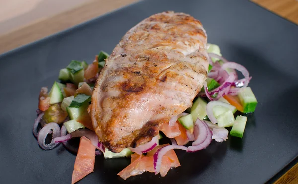 Grillezett csirkemell panzanella salat — Stock Fotó
