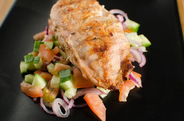Gegrilltes Huhn mit Panzanella-Salat — Stockfoto