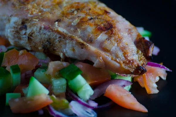 Gegrilde kip met panzanella salat — Stockfoto