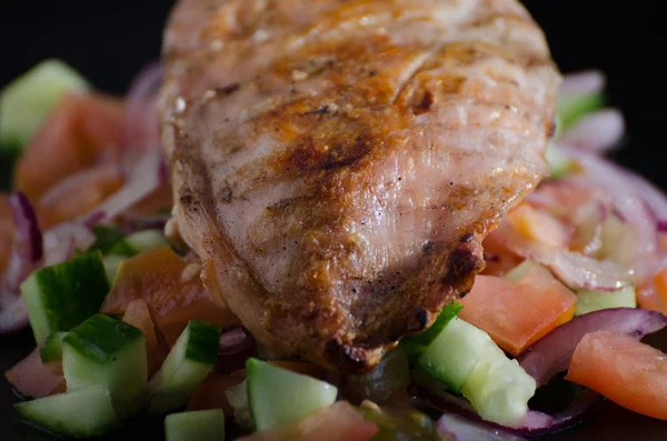 Gegrilltes Huhn mit Panzanella-Salat — Stockfoto