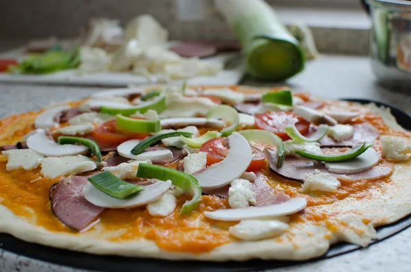 Pizza casera con soda — Foto de Stock