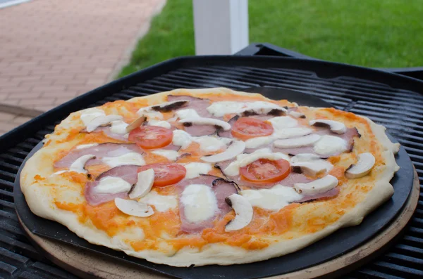 Pizza fatta in casa con soda — Foto Stock