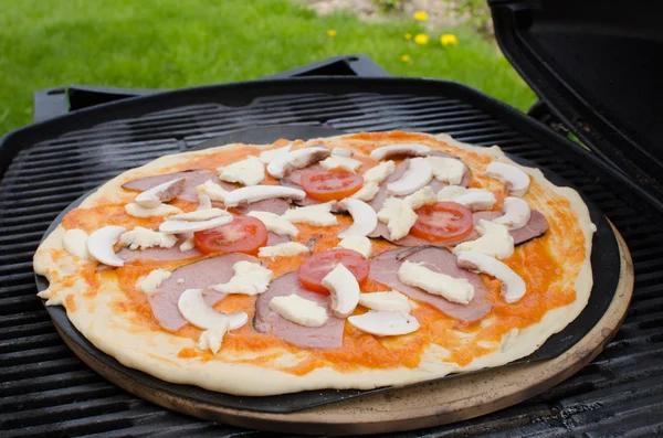 Pizza fatta in casa con soda — Foto Stock