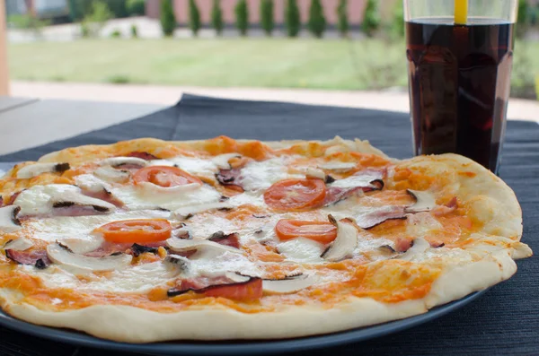 Pizza fatta in casa con soda — Foto Stock