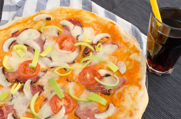 Pizza fatta in casa con soda — Foto Stock