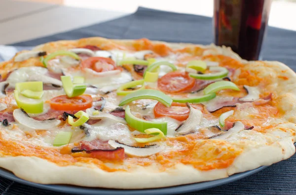 Pizza casera con soda — Foto de Stock