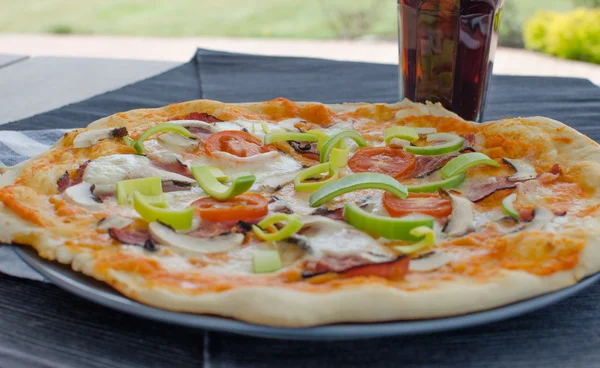 Pizza casera con soda — Foto de Stock