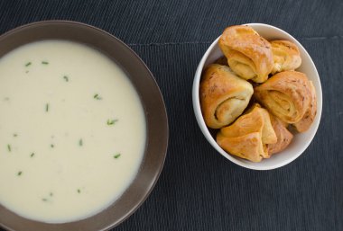 sarımsak ekmeği ile patates çorbası