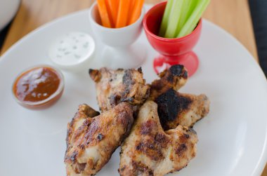 ızgara tavuk kanadı ile daldırma