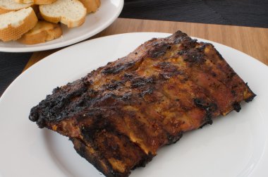 kaburga ızgara sosu ve tost baget ile