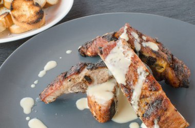 kaburga ızgara sosu ve tost baget ile