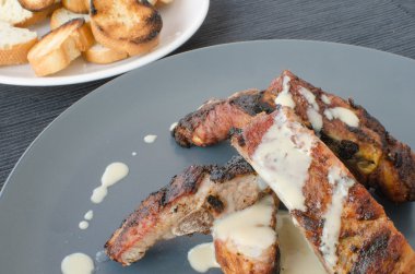 kaburga ızgara sosu ve tost baget ile