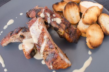 kaburga ızgara sosu ve tost baget ile