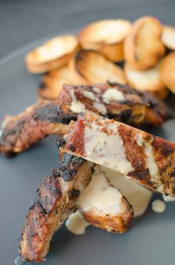 kaburga ızgara sosu ve tost baget ile