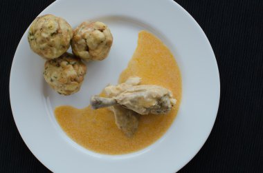 tavuk köfte ve kırmızı biber sosu ile