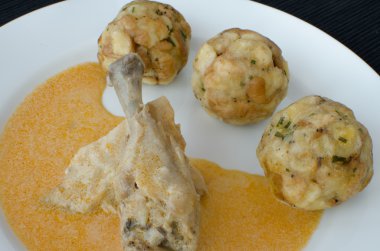tavuk köfte ve kırmızı biber sosu ile