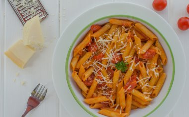 taze makarna domates, kaşar peyniri ve şarap ile