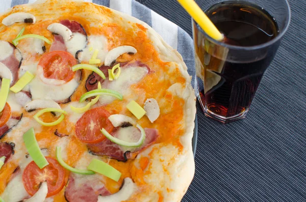 Pizza caseira com refrigerante — Fotografia de Stock